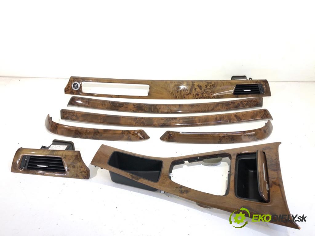 BMW E90 sedan 2006 95 kW 318 i 1995 lišty kryt 7138870 7129553 (Lišta)