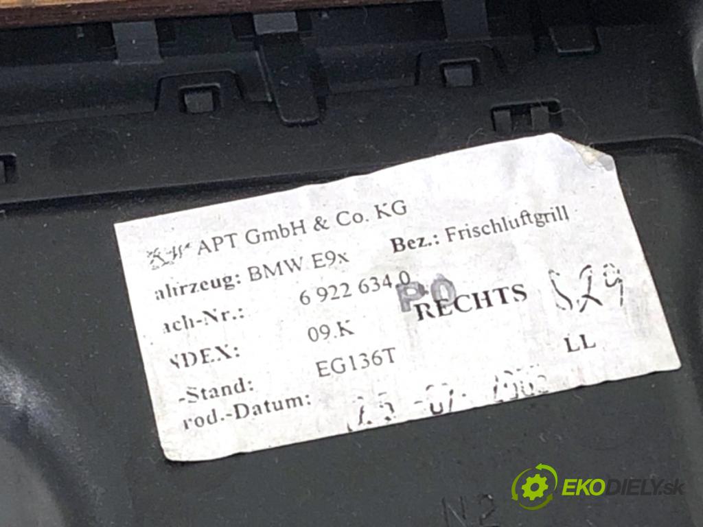 BMW E90 sedan 2006 95 kW 318 i 1995 lišty kryt 7138870 7129553 (Lišta)