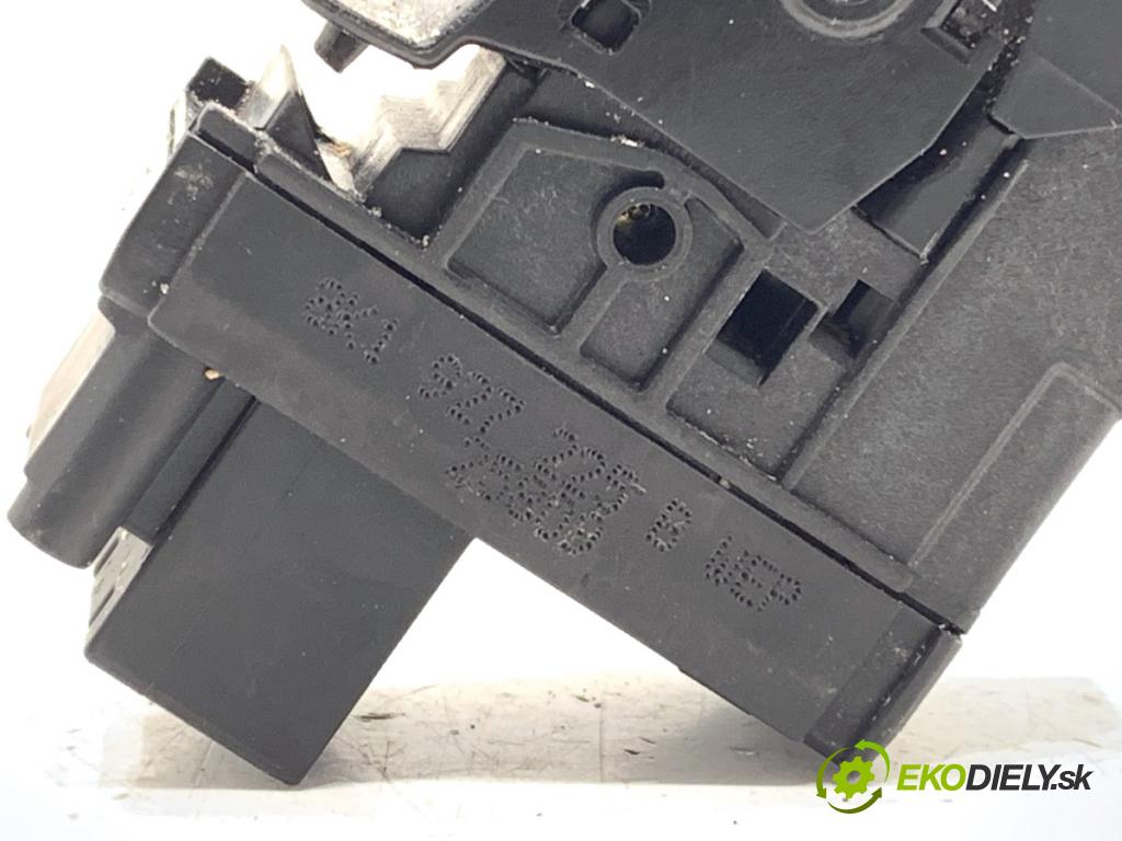 AUDI Q5 8R SUV 2009 125 kW 2.0 TDI quattro 1968 Spínač brzdy ručnej brzdy 8K1927225B (Prepínacie páčky pod volantom)