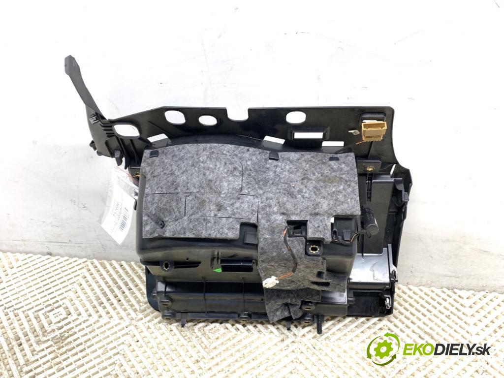 AUDI Q5 8R SUV 2009 125 kW 2.0 TDI quattro 1968 Priehradka, kastlík spolujazdca (Priehradka (kastlík))