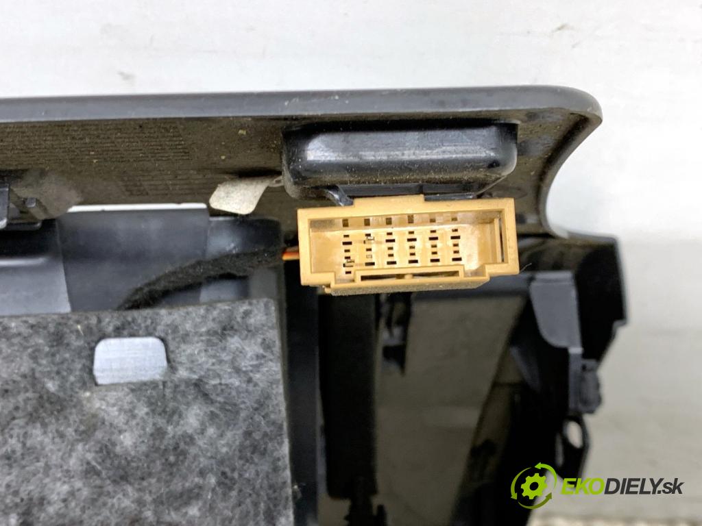 AUDI Q5 8R SUV 2009 125 kW 2.0 TDI quattro 1968 Priehradka, kastlík spolujazdca (Priehradka (kastlík))