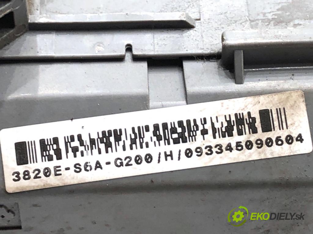 HONDA CIVIC VII liftback 2004 66 kW 1.4 iS (EP1) 1396 skříňka poistková 3820E-S6A-G200 (Pojistková skříňka)