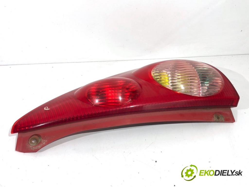 PEUGEOT 107 liftback 2006 50 kW 1.0 998 světlo pravý zadní část