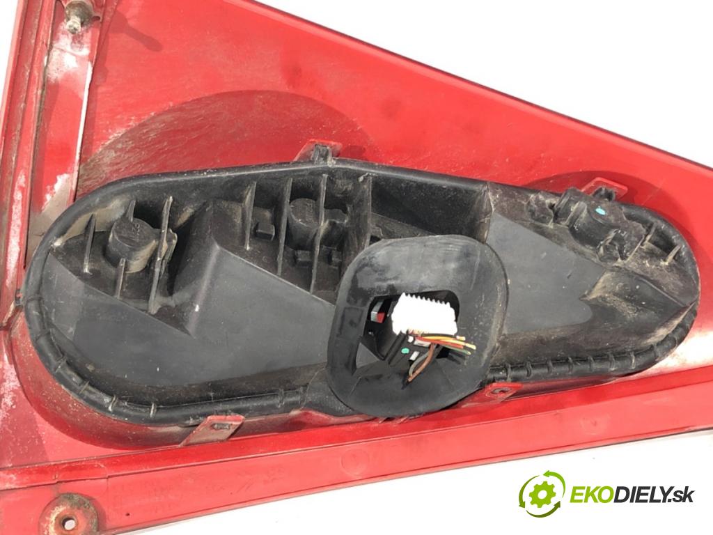 PEUGEOT 107 liftback 2006 50 kW 1.0 998 světlo pravý zadní část