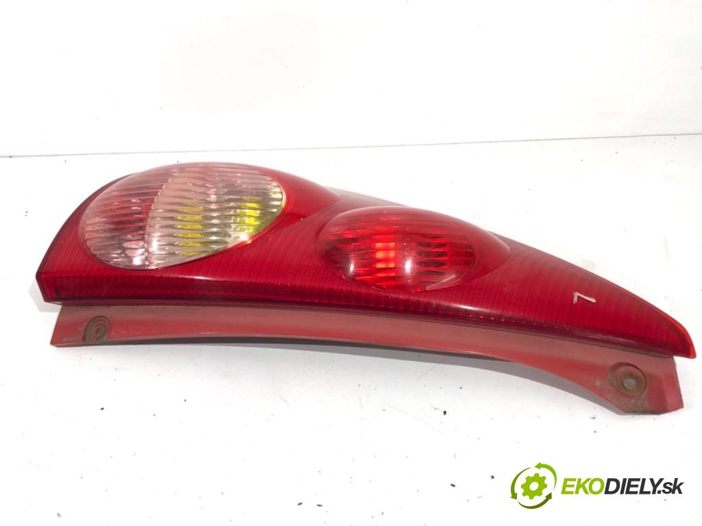 PEUGEOT 107 liftback 2006 50 kW 1.0 998 světlo levý zadní část