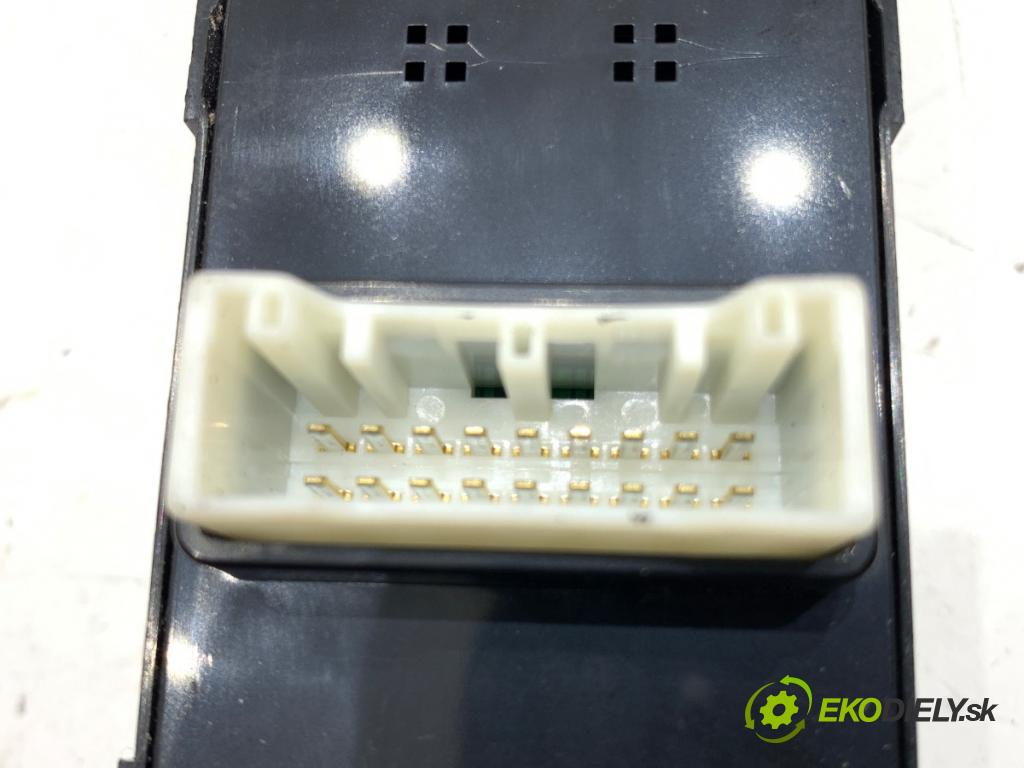 KIA CARENS IV nadwozie wielkoprzestrzenne (MPV) 2014 100 kW 1.7 CRDi 1685 Prepínač okien 93570-A4330 (Prepínacie páčky pod volantom)