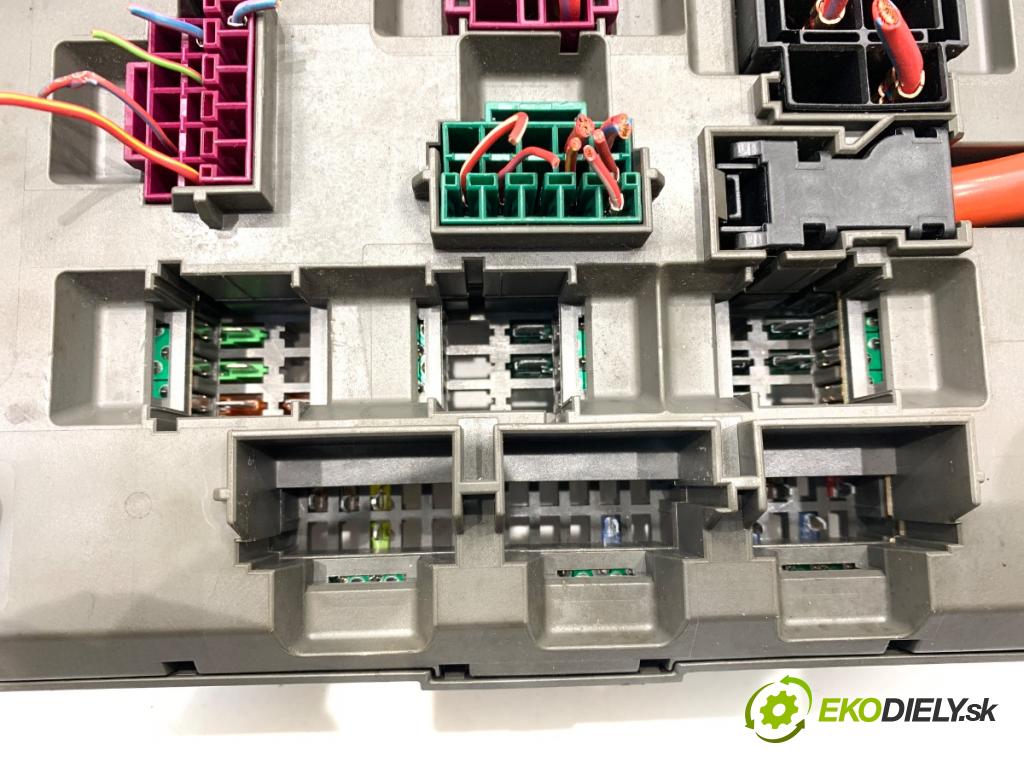 BMW E92 coupe 2009 180 kW 330 d xDrive 2993 skříňka poistková 9119446 (Pojistková skříňka)