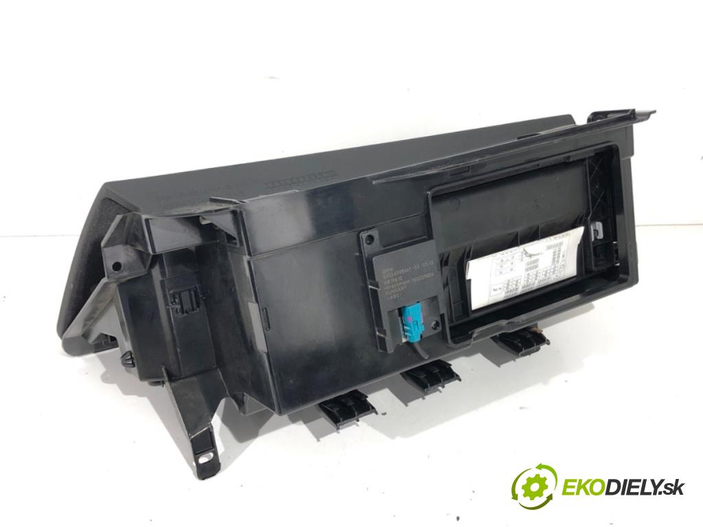 BMW E92 coupe 2009 180 kW 330 d xDrive 2993 Priehradka, kastlík spolujazdca 7075479 (Priehradka (kastlík))