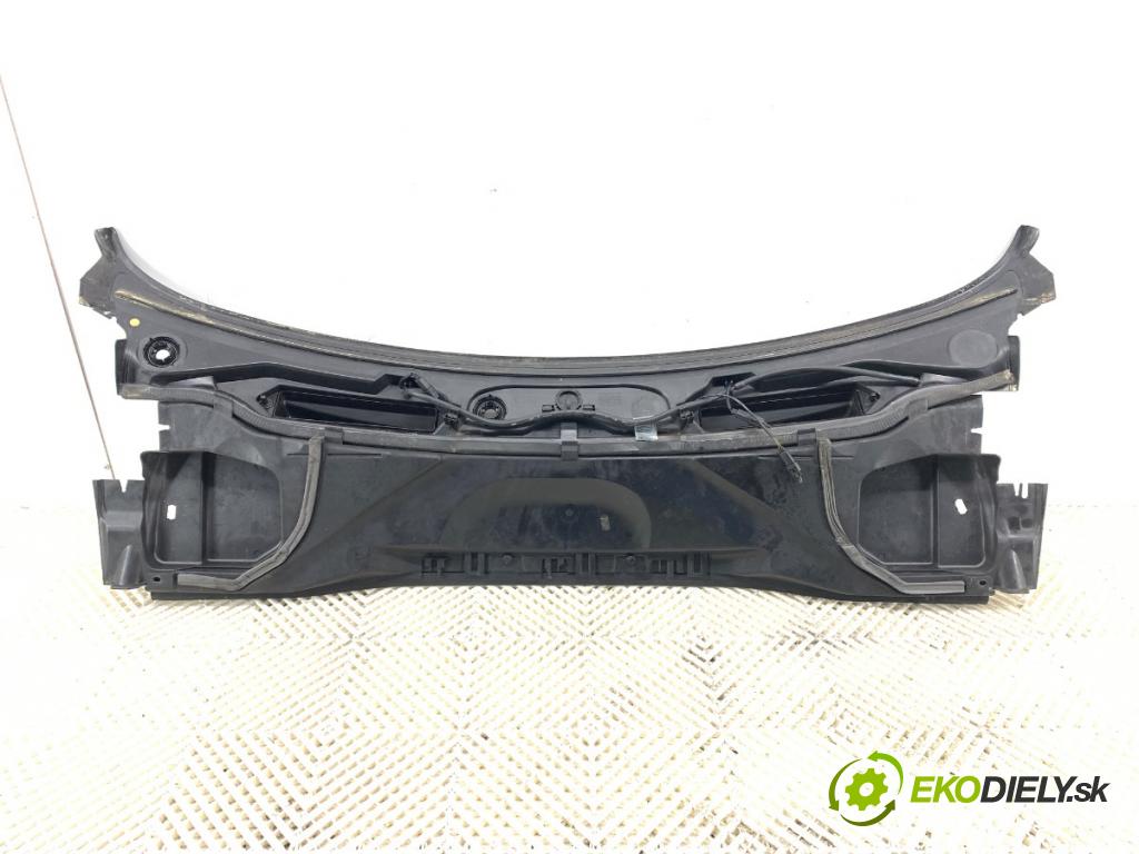 BMW E92 coupe 2009 180 kW 330 d xDrive 2993 Torpédo, plast pod čelné okno 15677210 (Torpédo (plast pod čelným sklom))