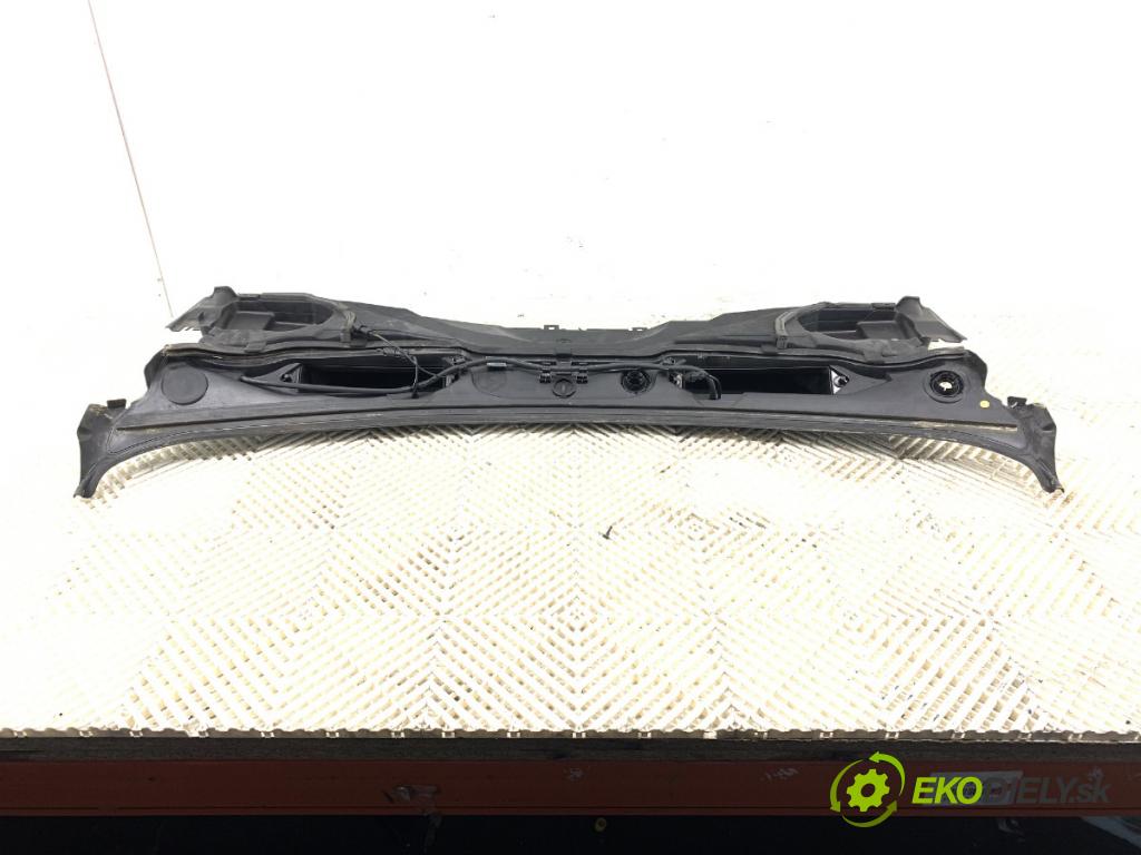 BMW E92 coupe 2009 180 kW 330 d xDrive 2993 Torpédo, plast pod čelné okno 15677210 (Torpédo (plast pod čelným sklom))