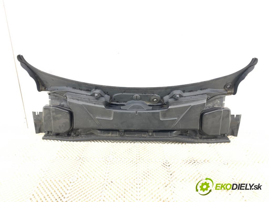 BMW E92 coupe 2009 180 kW 330 d xDrive 2993 Torpédo, plast pod čelné okno 15677210 (Torpédo (plast pod čelným sklom))