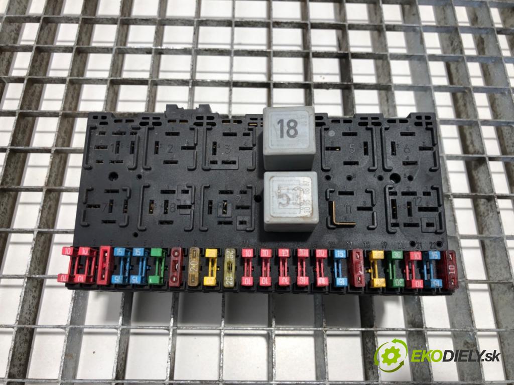 VW TRANSPORTER T4 Skrzynia 1991 57 kW 2.4 D 2370 skříňka poistková  (Pojistková skříňka)