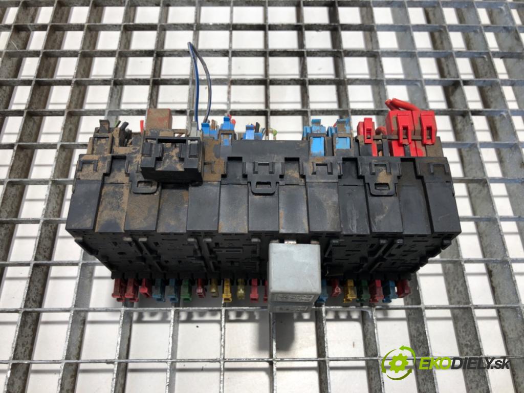 VW TRANSPORTER T4 Skrzynia 1991 57 kW 2.4 D 2370 skříňka poistková  (Pojistková skříňka)