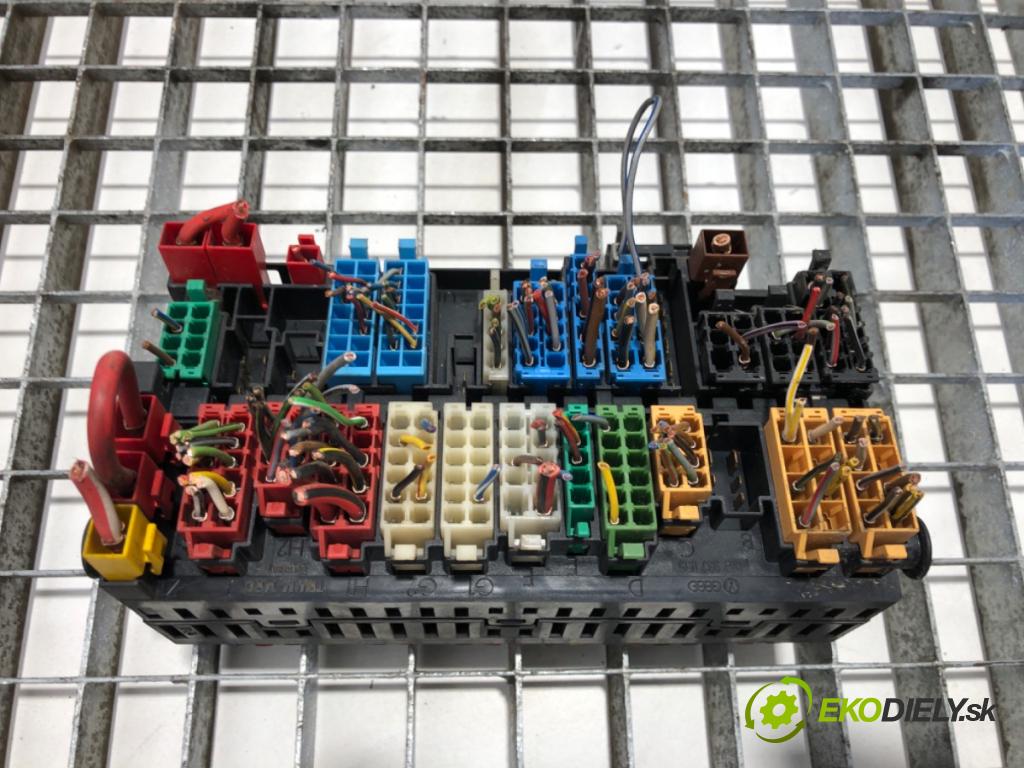 VW TRANSPORTER T4 Skrzynia 1991 57 kW 2.4 D 2370 skříňka poistková  (Pojistková skříňka)