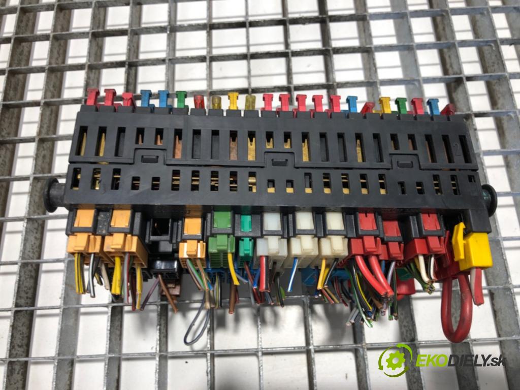 VW TRANSPORTER T4 Skrzynia 1991 57 kW 2.4 D 2370 skříňka poistková  (Pojistková skříňka)