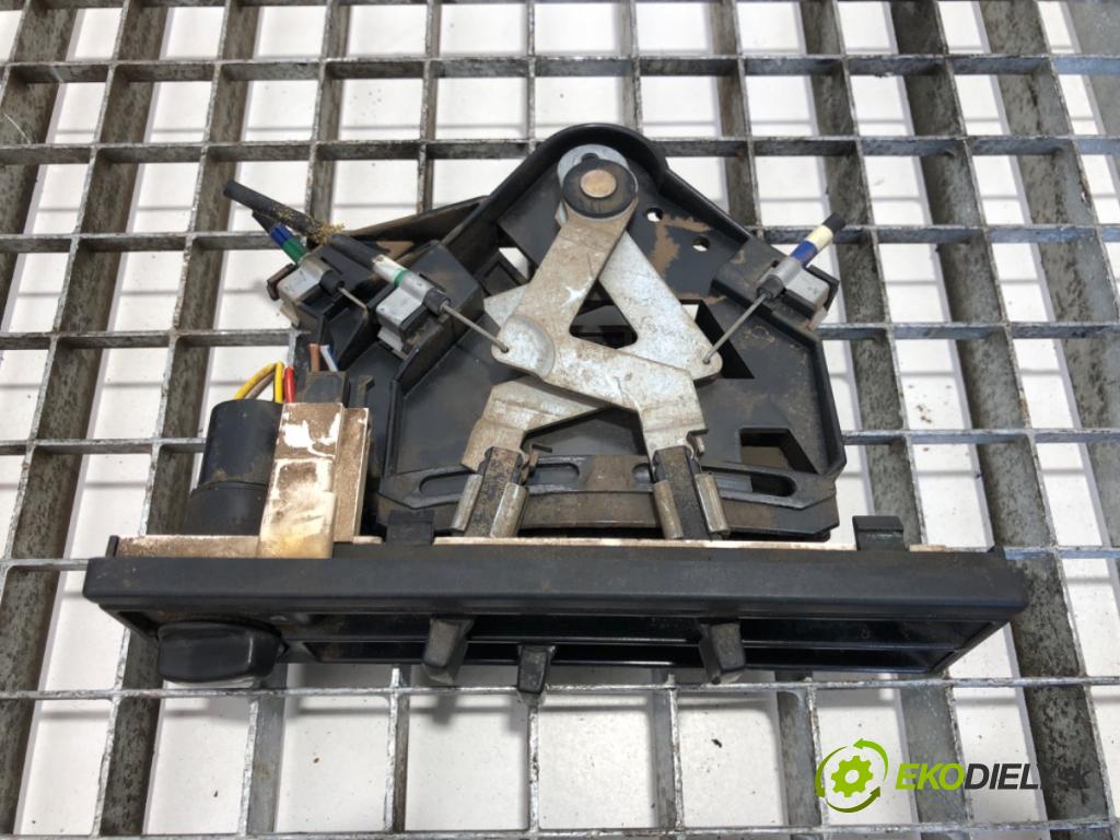 VW TRANSPORTER T4 Skrzynia 1991 57 kW 2.4 D 2370 Panel ovládania kúrenia 321819045C (Prepínacie páčky pod volantom)