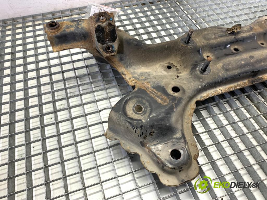 HYUNDAI i20 liftback 2009 57 kW 1.2 1248 výztuha pod motor  (Přední výztuha)