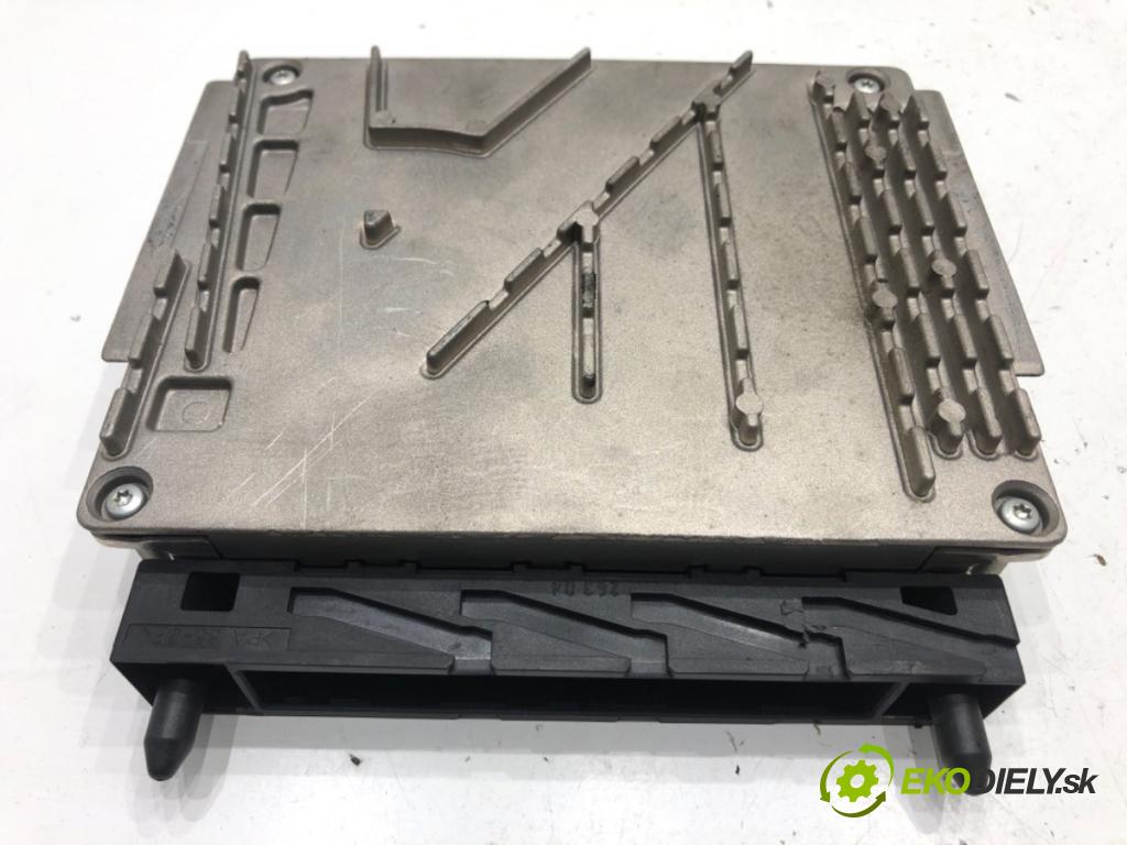 VOLVO S60 I sedan 2003 120 kW 2.4 D5 2401 riadiaca jednotka Motor 30637733A (Riadiaca jednotka)