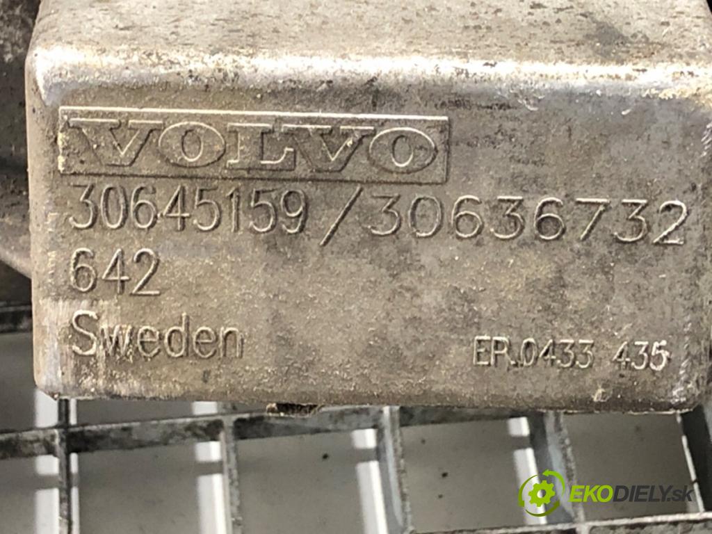 VOLVO S60 I sedan 2003 120 kW 2.4 D5 2401 výztuha pod motor 30645159 (Přední výztuha)