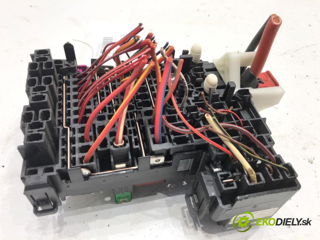 VW GOLF VII Kombi 2014 110 kW 2.0 TDI 1968 skříňka poistková  (Pojistková skříňka)