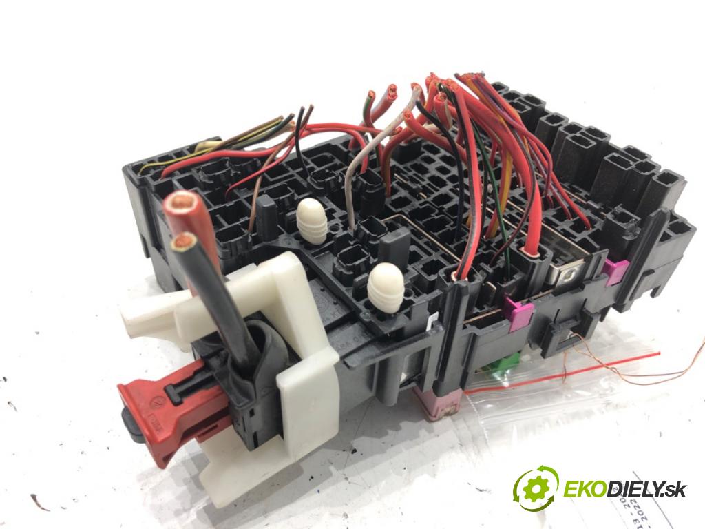 VW GOLF VII Kombi 2014 110 kW 2.0 TDI 1968 skříňka poistková  (Pojistková skříňka)