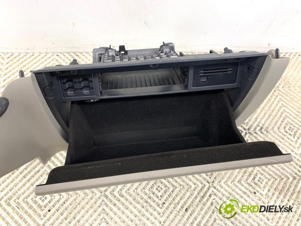 VW GOLF VII Kombi 2014 110 kW 2.0 TDI 1968 Priehradka, kastlík spolujazdca  (Priehradka (kastlík))