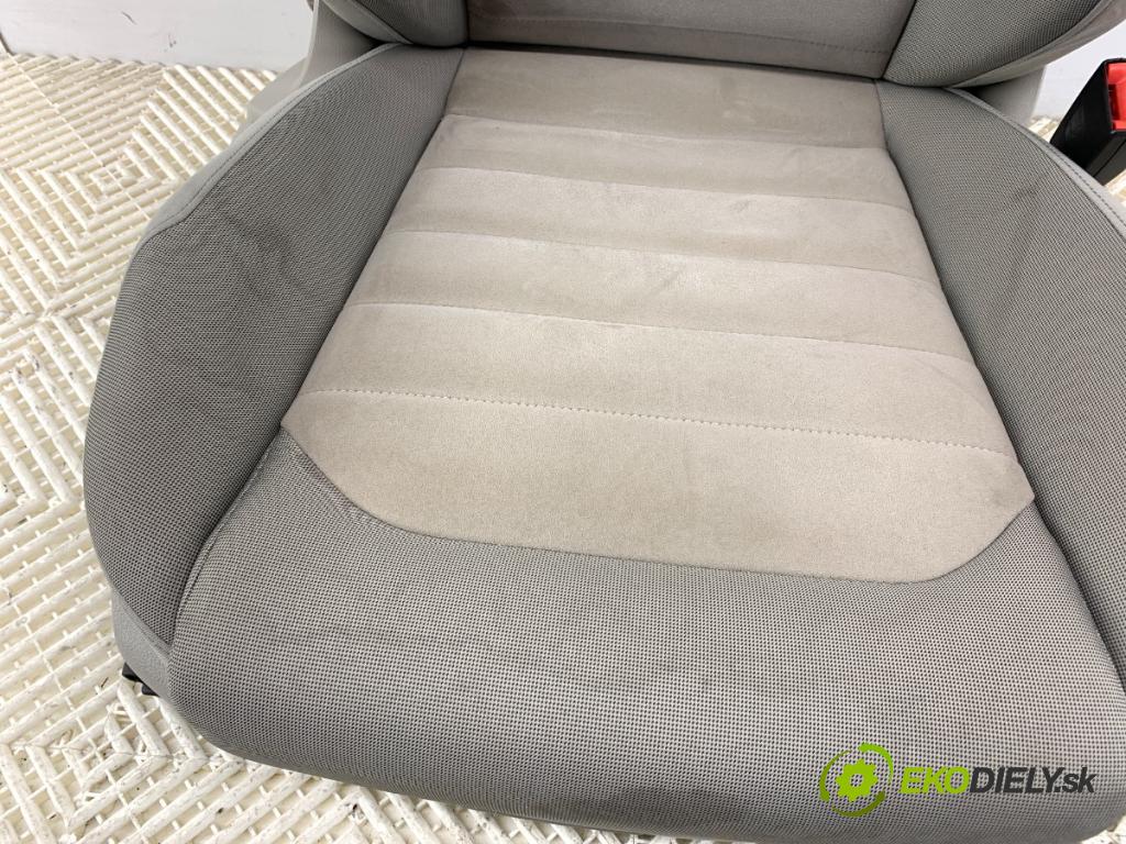 VW GOLF VII Kombi 2014 110 kW 2.0 TDI 1968 Sedadlo pravy predný