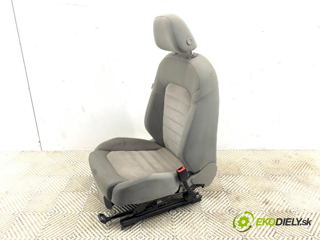 VW GOLF VII Kombi 2014 110 kW 2.0 TDI 1968 Sedadlo pravy predný