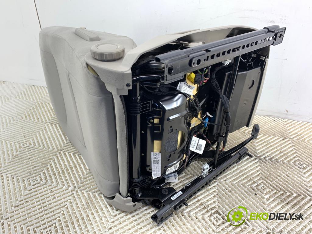 VW GOLF VII Kombi 2014 110 kW 2.0 TDI 1968 Sedadlo pravy predný