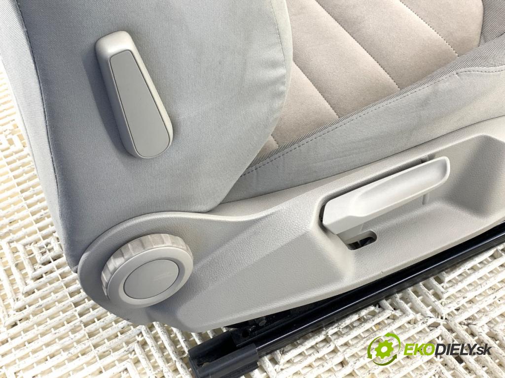 VW GOLF VII Kombi 2014 110 kW 2.0 TDI 1968 Sedadlo pravy predný