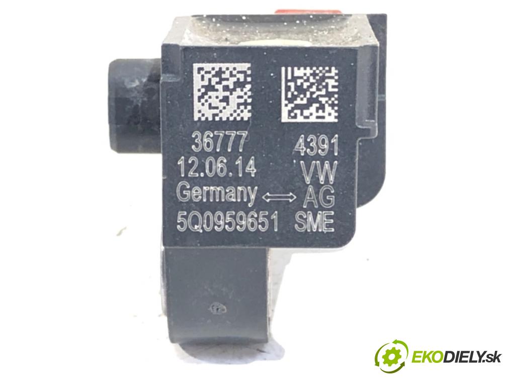 VW GOLF VII Kombi 2014 110 kW 2.0 TDI 1968 Snímač nárazu 5Q0959651 (Snímač nárazu)