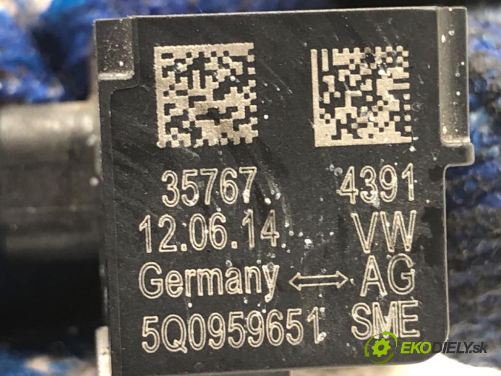 VW GOLF VII Kombi 2014 110 kW 2.0 TDI 1968 Snímač nárazu 5Q0959651 (Snímač nárazu)