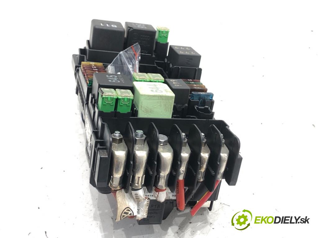 VW GOLF VII Kombi 2014 110 kW 2.0 TDI 1968 skříňka poistková  (Pojistková skříňka)