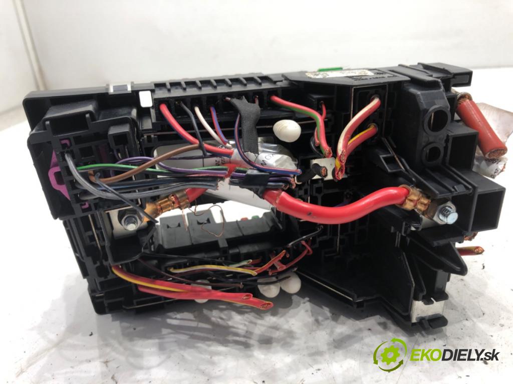 VW GOLF VII Kombi 2014 110 kW 2.0 TDI 1968 skříňka poistková  (Pojistková skříňka)