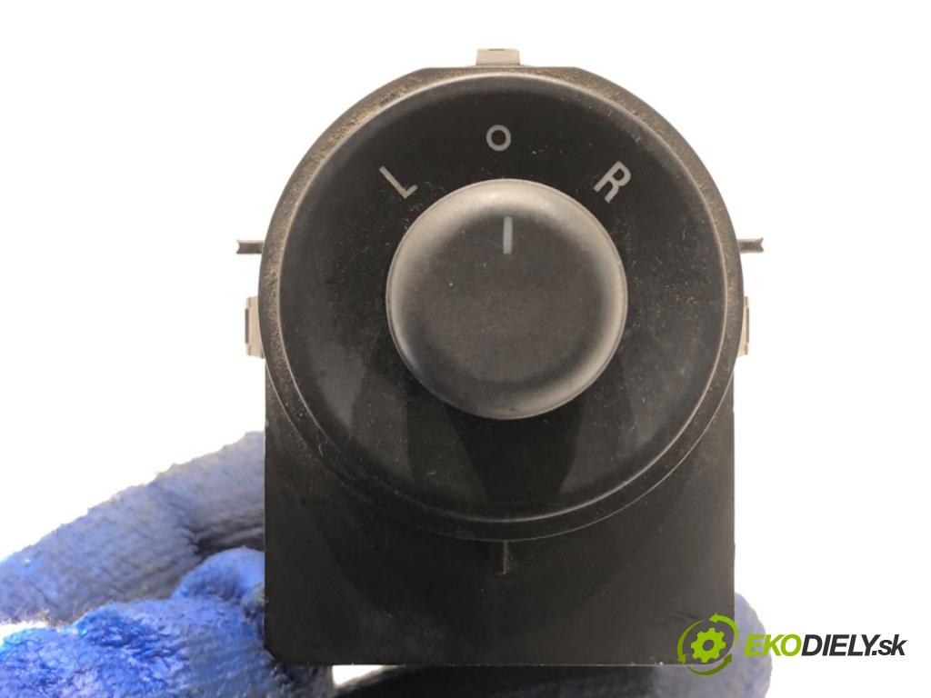 OPEL INSIGNIA A Kombi 2009 81 kW 2.0 CDTI (35) 1956 Prepínač nastavenia spätných zrkadiel 13271827 (Prepínacie páčky pod volantom)