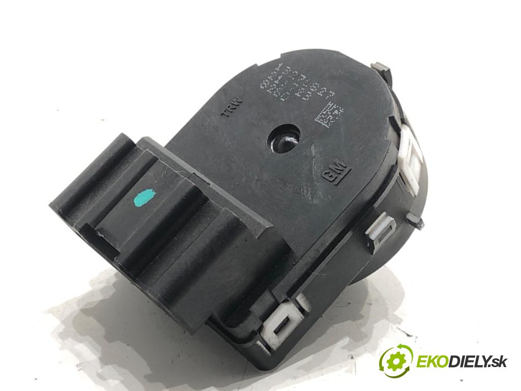 OPEL INSIGNIA A Kombi 2009 81 kW 2.0 CDTI (35) 1956 Prepínač nastavenia spätných zrkadiel 13271827 (Prepínacie páčky pod volantom)