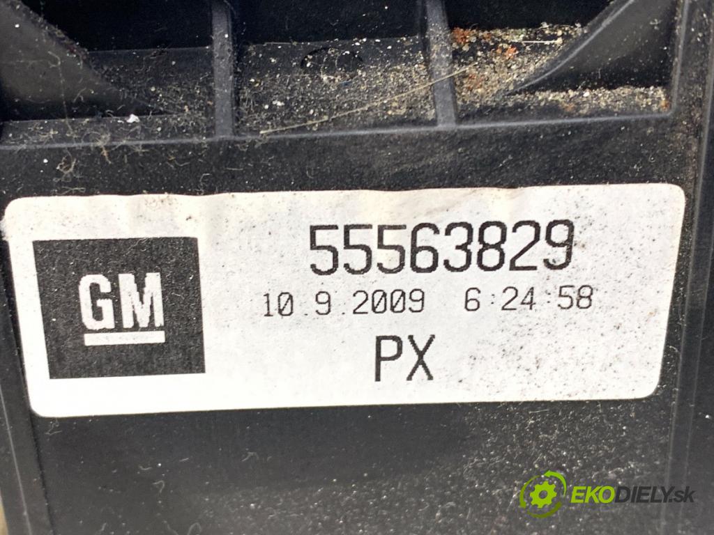 OPEL INSIGNIA A Kombi 2009 81 kW 2.0 CDTI (35) 1956 Kulisa 55563829 (Rýchlostná páka (kulisa))