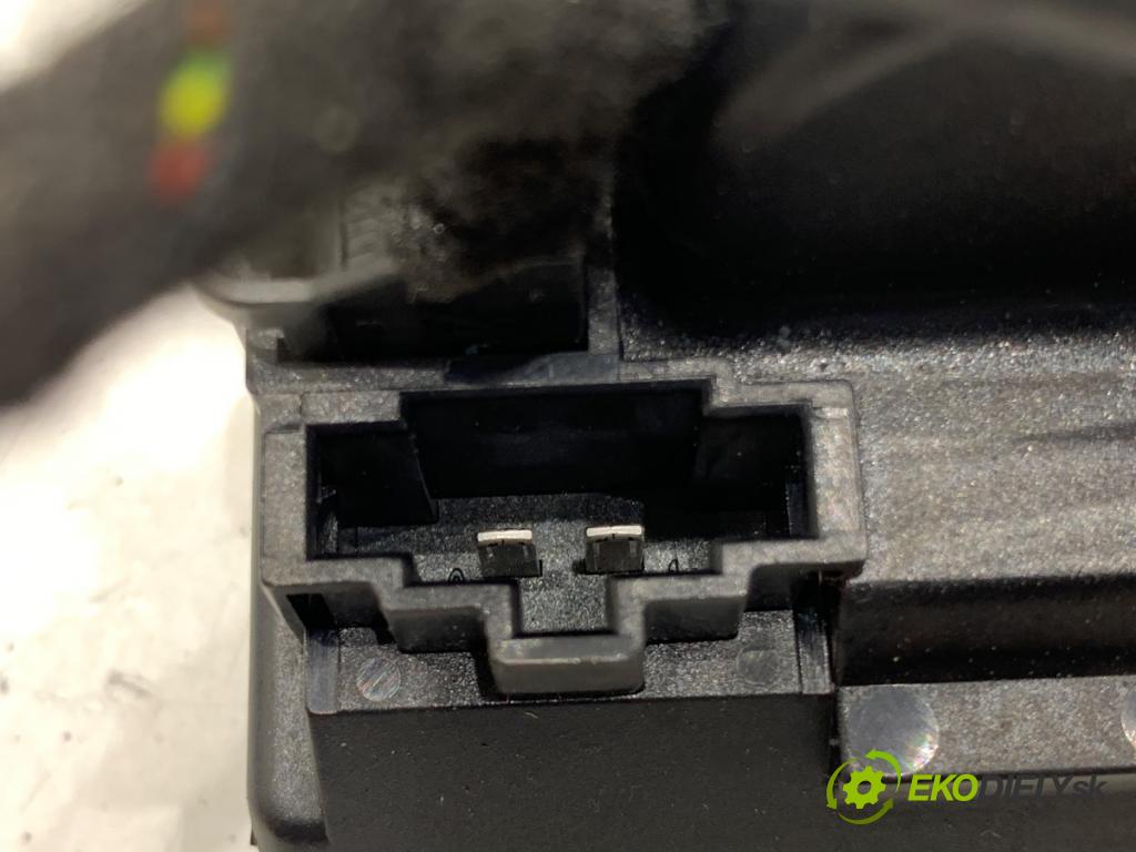 AUDI A6 C6 Kombi 2005 132 kW 2.7 TDI quattro 2698 spinačka 4F0909131E (Spínacia skrinka)