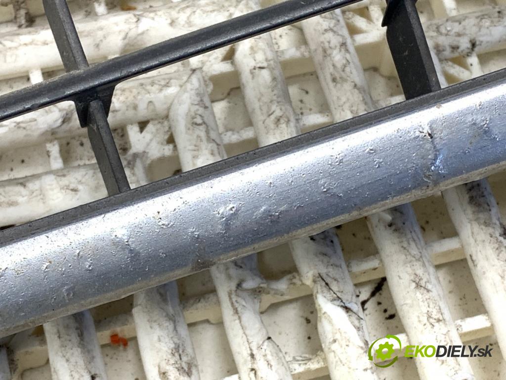 AUDI A6 C6 Kombi 2005 132 kW 2.7 TDI quattro 2698 mřížka maska 4F0853651 (Přední mřížka (maska chladiče))