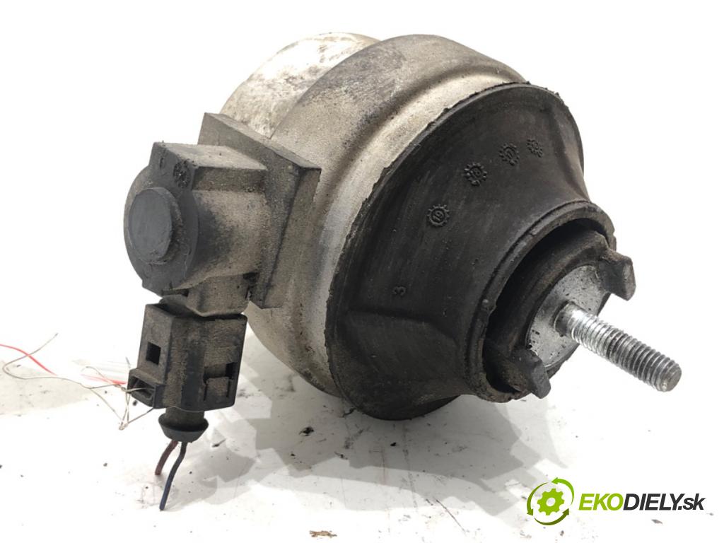 AUDI A4 B6 Kombi 2003 85 kW 1.9 TDI 1896 AirBag motora levý 
