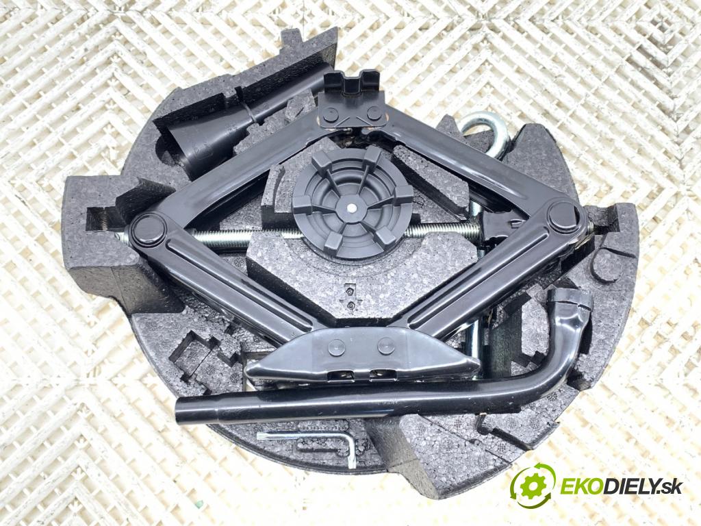 VOLVO V40 liftback 2013 110 kW T3 GTDi 1596 souprava náradí 