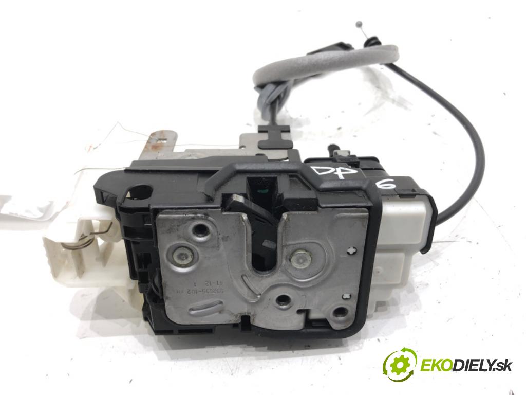 VOLVO V40 liftback 2013 110 kW T3 GTDi 1596 zámok dveře pravý přední část 31301426