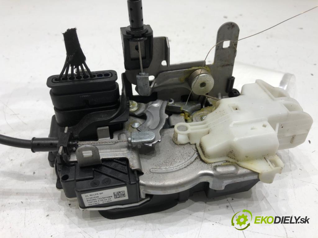 VOLVO V40 liftback 2013 110 kW T3 GTDi 1596 zámok dveře pravý přední část 31301426