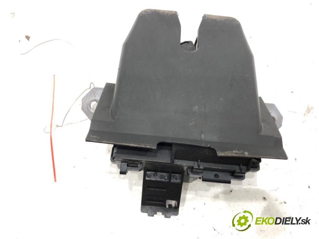 VOLVO V40 liftback 2013 110 kW T3 GTDi 1596 zámok dveří zadní část 31335870