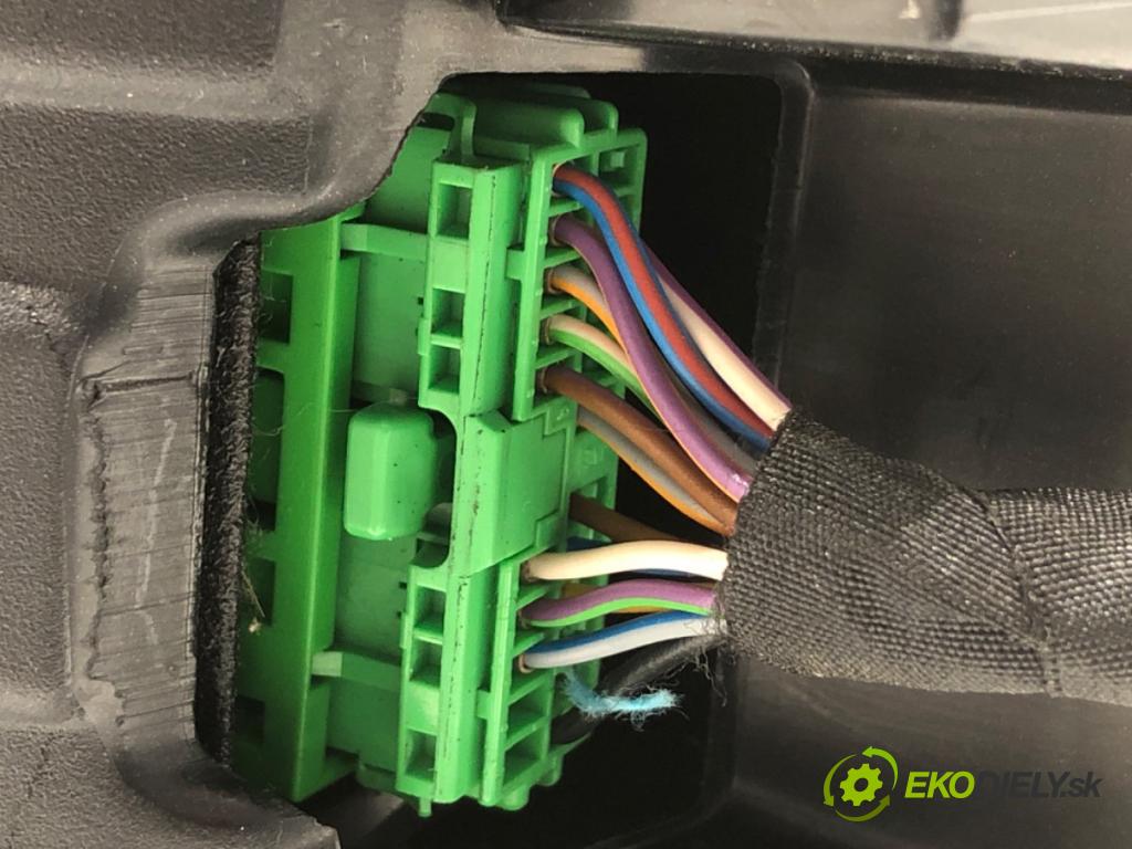 VOLVO V40 liftback 2013 110 kW T3 GTDi 1596 RADIO  (Audio zariadenie)