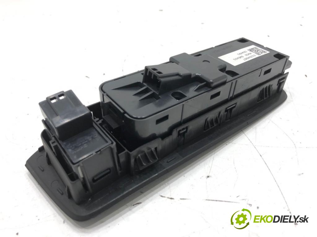 VOLVO V40 liftback 2013 110 kW T3 GTDi 1596 Prepínač okien 31334567 (Prepínacie páčky pod volantom)