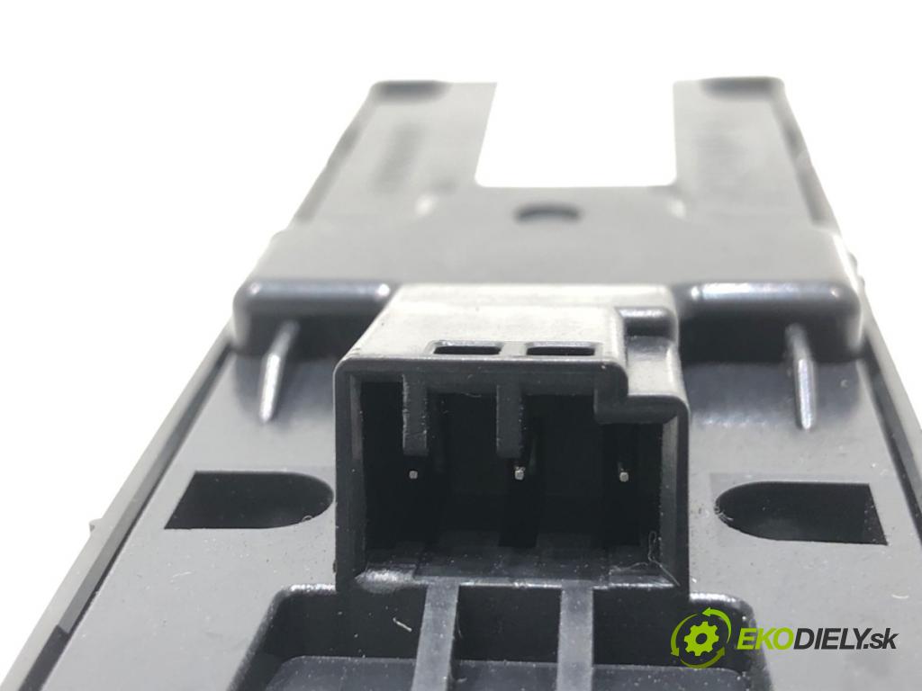 VOLVO V40 liftback 2013 110 kW T3 GTDi 1596 Prepínač okien 31334567 (Prepínacie páčky pod volantom)