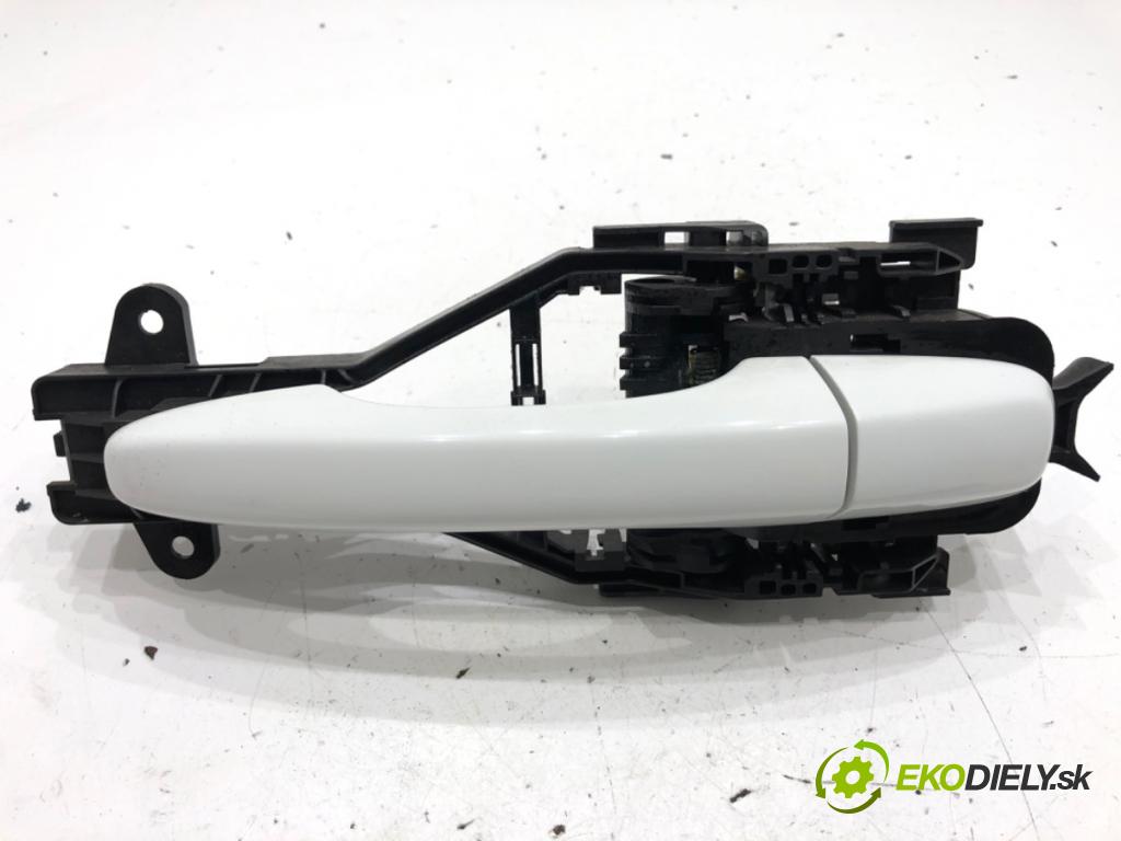 VOLVO V40 liftback 2013 110 kW T3 GTDi 1596 klika vnejší levý zadní část 