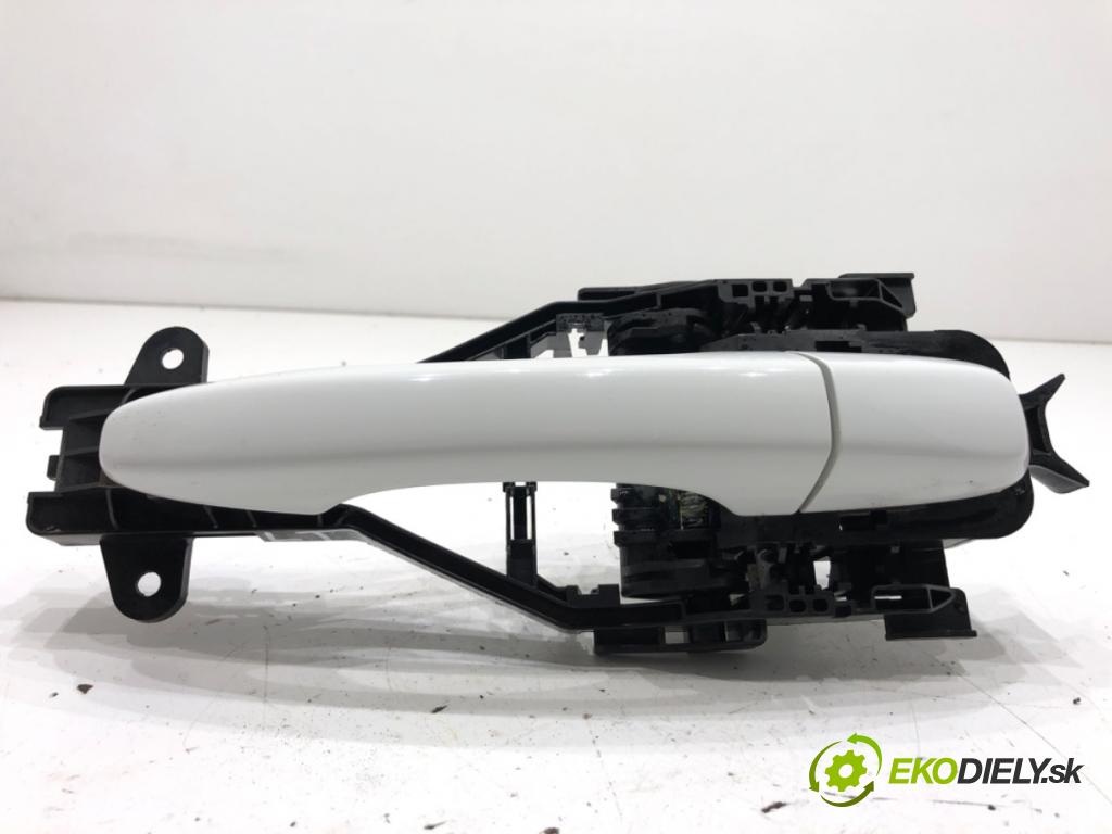 VOLVO V40 liftback 2013 110 kW T3 GTDi 1596 klika vnejší levý zadní část