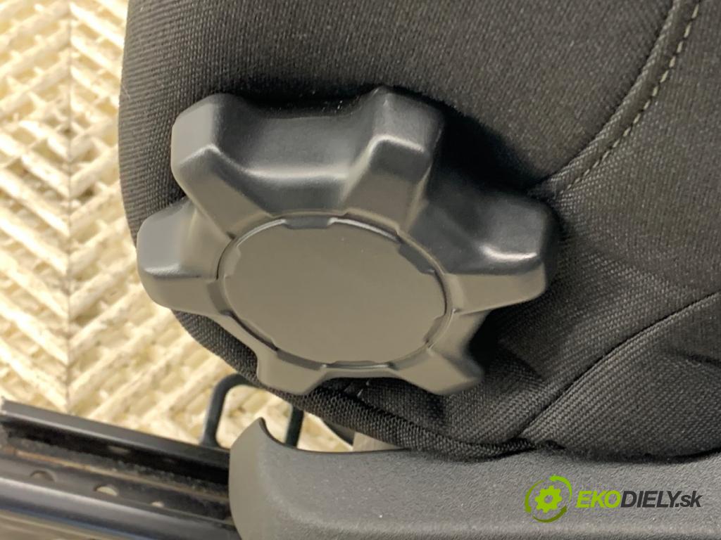 VOLVO V40 liftback 2013 110 kW T3 GTDi 1596 Sedadlo pravy predný